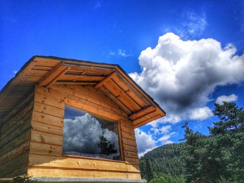 Heshkili huts Svaneti