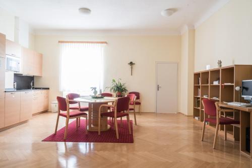 Létesítmények, Gästehaus im Priesterseminar Salzburg near Szent Peter Apátság