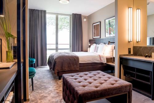 Hotel Skansen Bastad The 4-star Hotel Skansen Båstad offers comfort and convenience whether youre on business or holiday in Bastad. Featuring a complete list of amenities, guests will find their stay at the property a c