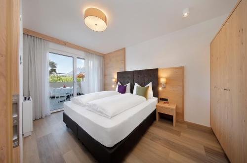 1 queen bed, 1 sofa bed
