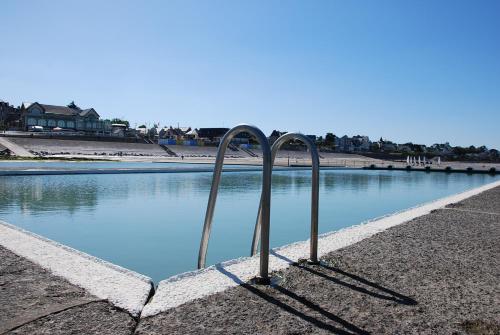 泳池, Très proche Granville Résidence Midship (Tres proche Granville Residence Midship) in 格朗维勒