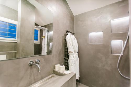 Bathroom, Parenthese Concept Room in Casselardit