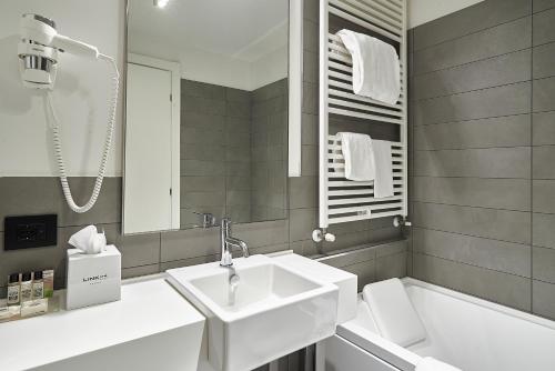Link124 Hotel - image 8