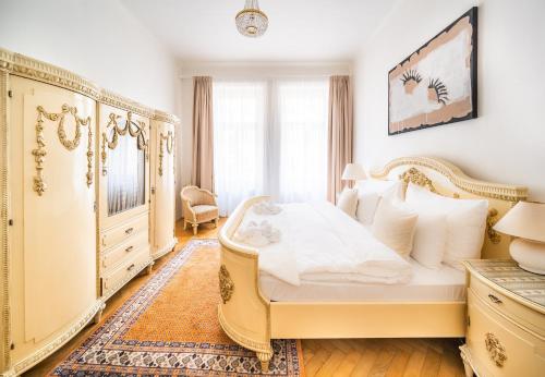 Kafka Apartment 4BR+2bath Old Town