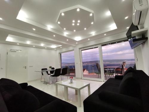  Apartments Blazevic, heated pool&jacuzzi in 51265 Dramalj