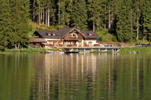  Appartamenti Chalet al Lago, Pension in Alleghe