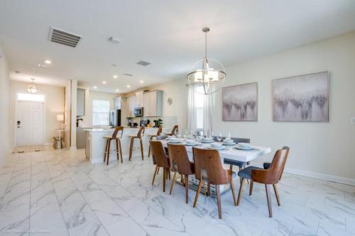 5 Bed Pool With Overflowing Spa In Champions Gate! Villa - image 11