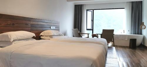 Deluxe King Room with Mountain View image 5