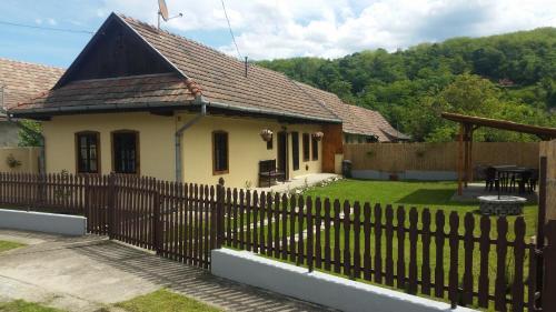  Kissvendégház, Unterkunft in Kemence