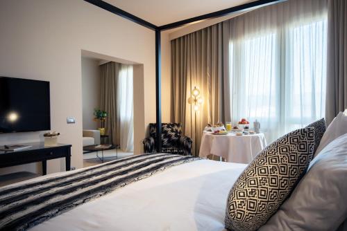 1 king bed, 1 sofa bed