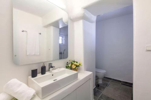 Marialena Villa - Daria Villa by Stylish Stays - image 4