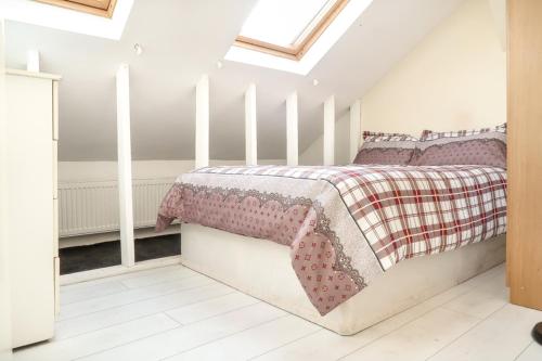 Coronation Road - Deluxe En Suite Room, Upton Park, London