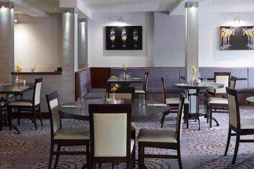 Ресторан, The Priory Hotel in Болі