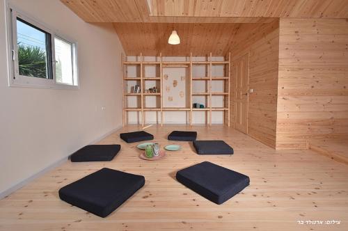 Létesítmények, Agama in Livnim