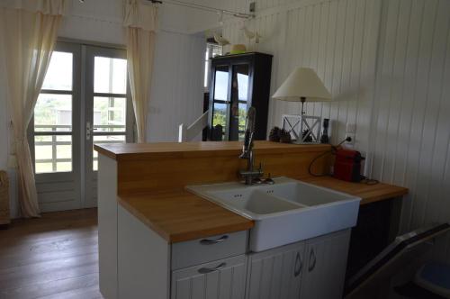 Kitchen, Les Moineaux du Domaine du Moulin in Belhomme
