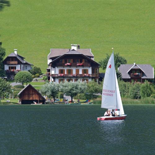 Ferienhof Obergasser und Bergblick in Weissensee