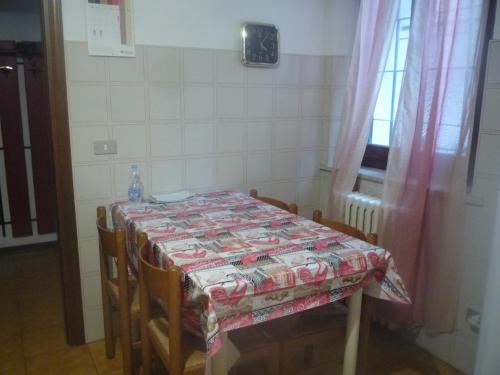 Stanza in appartamento condiviso nel centro storico di Parma, Parma (fotografie 6)