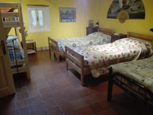 1 double bed, 1 bunk bed