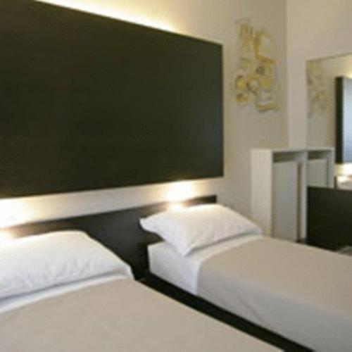 1 king bed, 1 twin bed