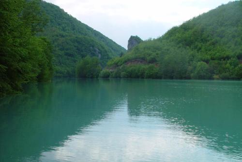 Γύρω περιβάλλον, Kuća-Zvorničko jezero (Kuca-Zvornicko jezero) in Μαλι Ζβορνικ