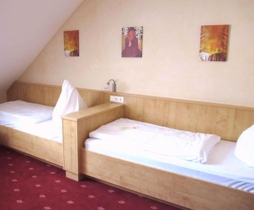 2 twin beds