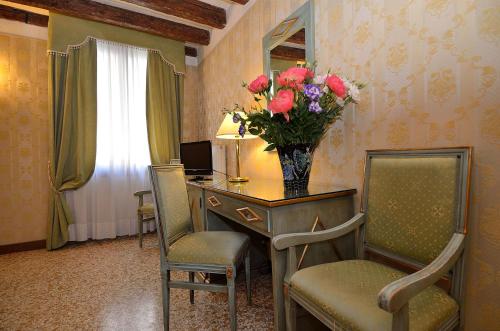 Locanda La Corte Set in a prime location of Venice, Locanda La Corte puts everything the city has to offer just outside your doorstep. Featuring a satisfying list of amenities, guests will find their stay at the prope