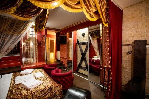 Red Room Hotel