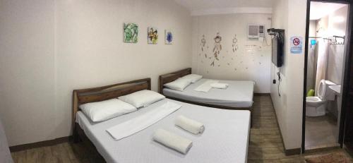 2 queen beds, 1 futon bed