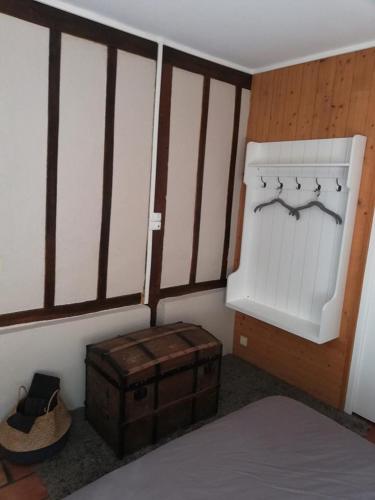 1 queen bed, 1 sofa bed