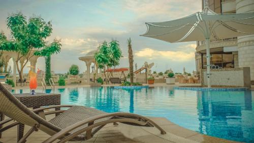 泳池, 議會宮飯店 (Parliament Palace Hotel) in 苦盞