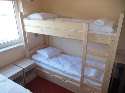 1 twin bed, 1 bunk bed