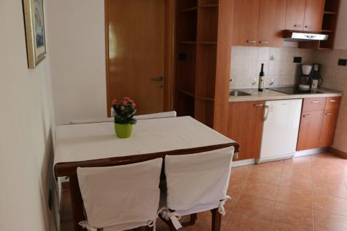 ŽUTI APARTMAN - image 2