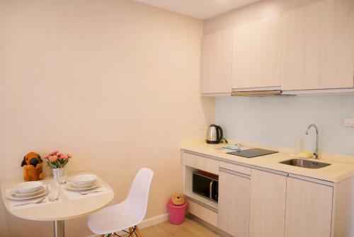 Seven Seas Resort Pattaya & Sofa bed. near Herb Garden Pattaya