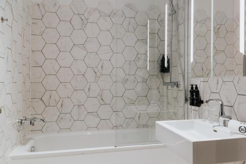 TG Hotel Suites Budapest - image 4