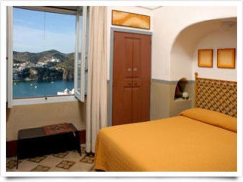 1 king bed, 1 twin bed