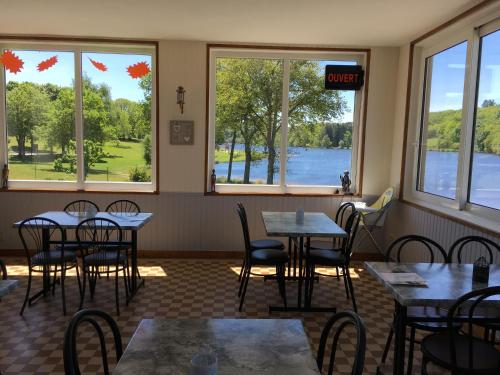 Bar Le Lac in 加爾唐普河畔貝西納