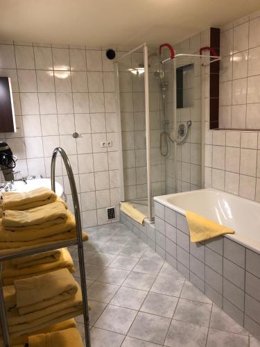 2 bedrooms, 5 beds