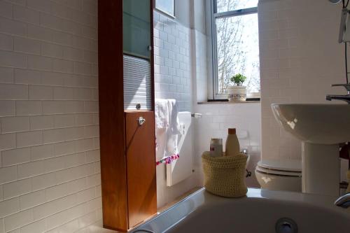 Bright new apartment for 5 close to Isola district