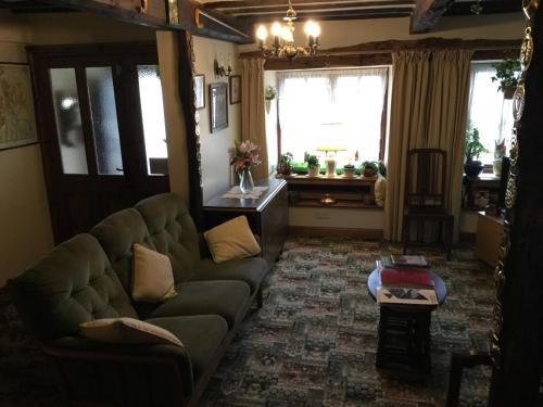Li’le Hullets, 3 Seed Howe Cottages 3