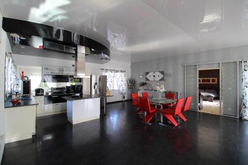 virtuve, Villa Ancolie climatisée avec piscine chauffée de mai à septembre (Villa Ancolie climatisee avec piscine chauffee de mai a septembre) in Magalas