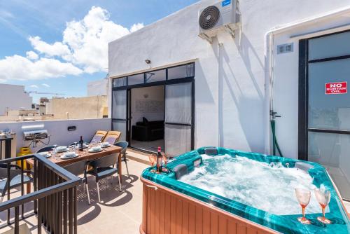 Seashells Seaview Penthouse With Hottub - image 10
