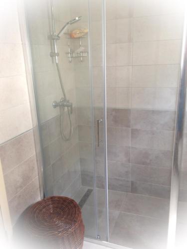  New modern apartment with sea view-150m from beach in Petrčane