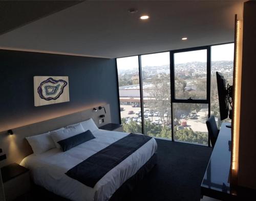 QUARTZ HOTEL & SPA QUARTZ HOTEL & SPA is conveniently located in the popular Zona Urbana Rio Tijuana area. The property features a wide range of facilities to make your stay a pleasant experience. To be found at the pro
