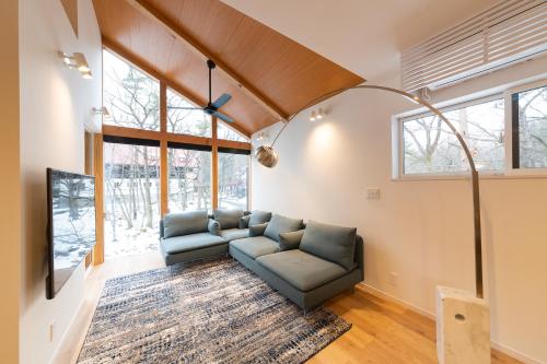 Black Crane Chalet by Hakuba White Fox Company