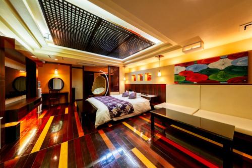 room detail thumbnail 2