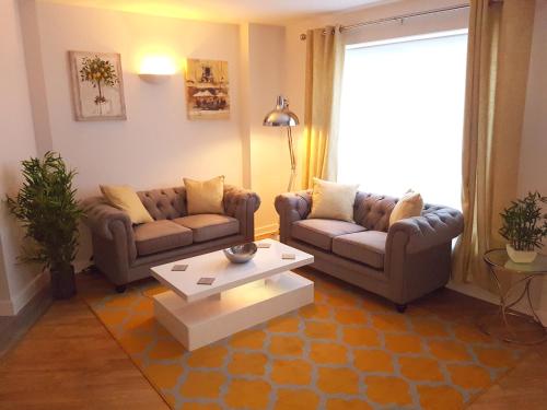 3 Bed Luxury Town Center Apartment with 50 inch 4K TV (Netflix & NowTV Ent. Pass) - Northampton