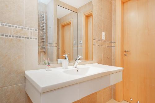 Apartments Warsaw Wilanowska by Renters - image 11