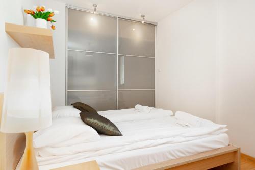 Apartments Warsaw Wilanowska by Renters - image 9