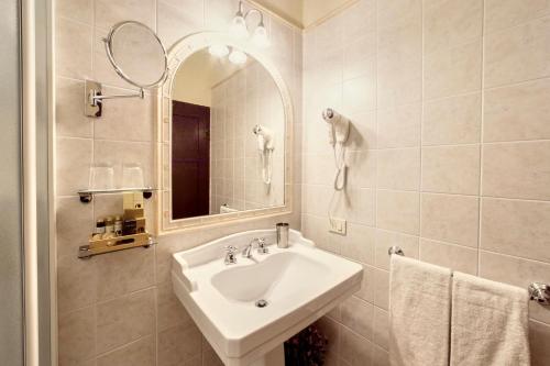 Il Mastio di Spedaletto Relais Room Type - Deluxe Double Room with Castle View