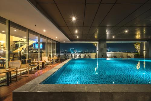 Swimming pool, Oakwood Hotel & Residence Surabaya in Surabaya